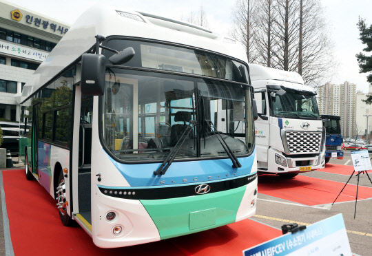 산업통상자원부는 14일 창원시와 버스연계형 가포수소충전소 준공식을 개최했다고 밝혔다. 사진은 지난 30일 오전 인천시 남동구 인천시의회 앞에 수소버스 등이 전시돼있는 모습. <연합뉴스>